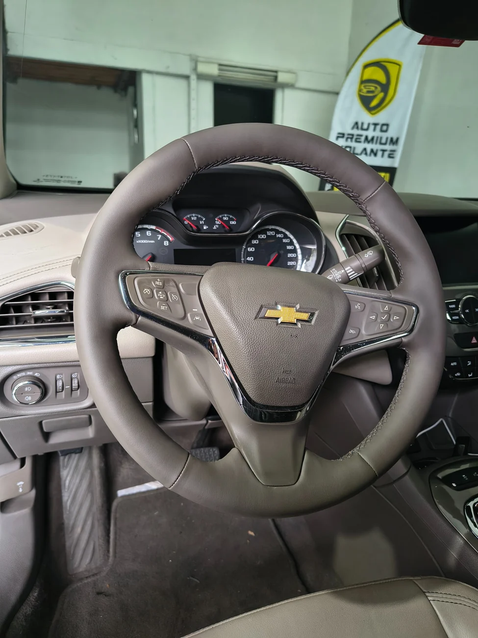 Volante Chevrolet Cruze Turbo com revestimento marrom