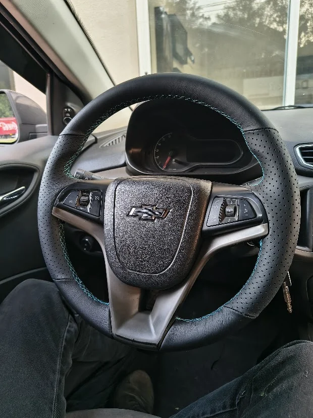 Onix • couro e costura azul • revestimento Auto Premium Volante