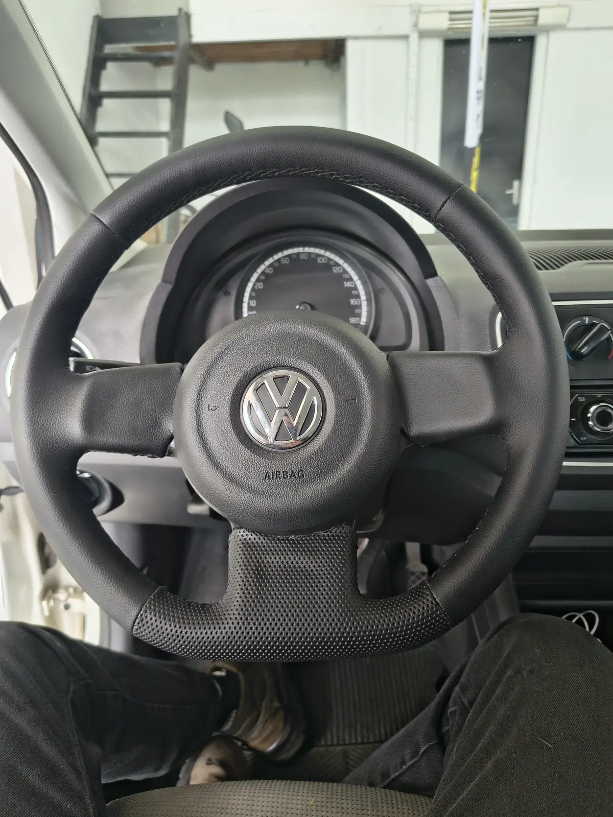 Aplicação do revestimento no volante do Up