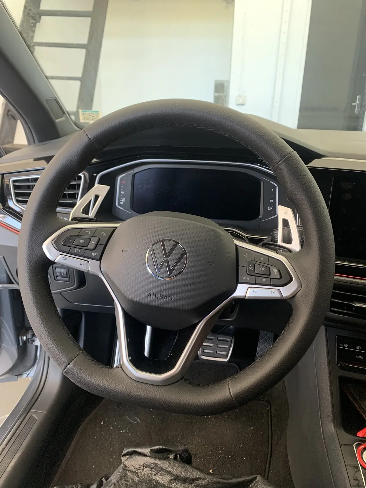 Volante da geração atual do Volkswagen Nivus revestido em couro