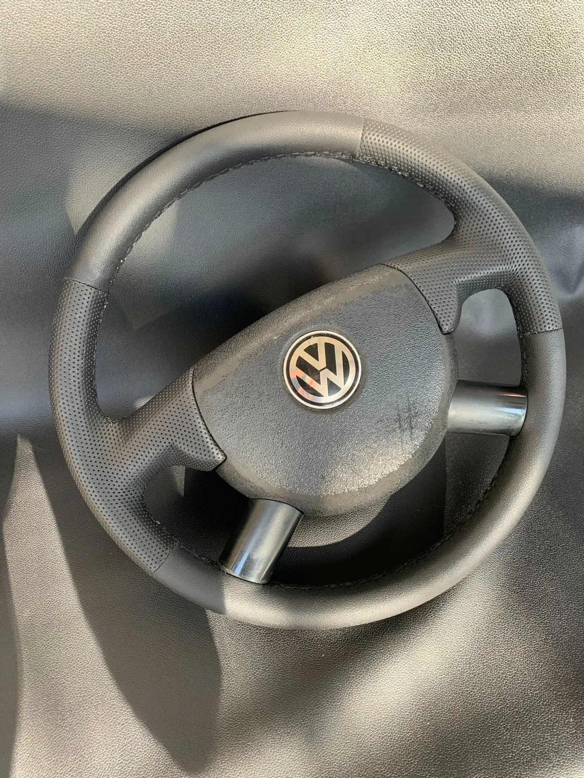 Volante de quatro raios do Volkswagen Polo revestido