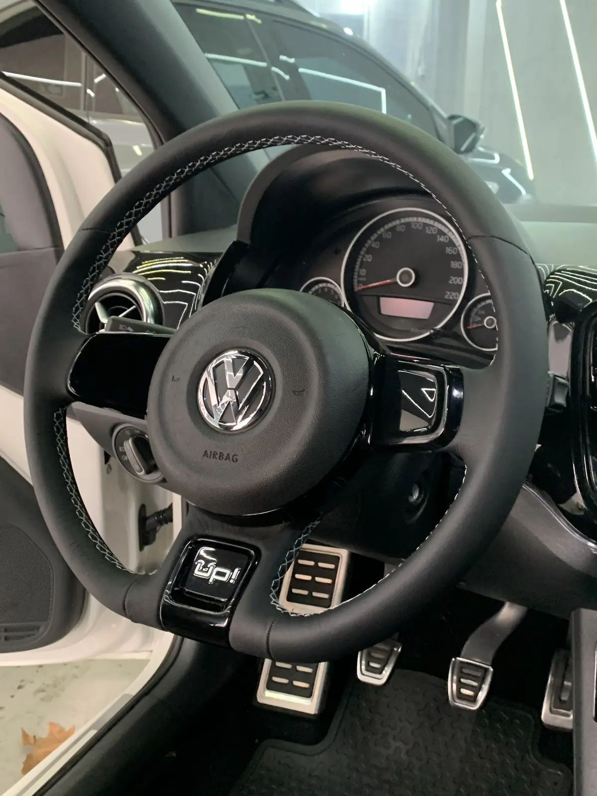 Volkswagen Up com volante esportivo padrão Golf revestido em couro